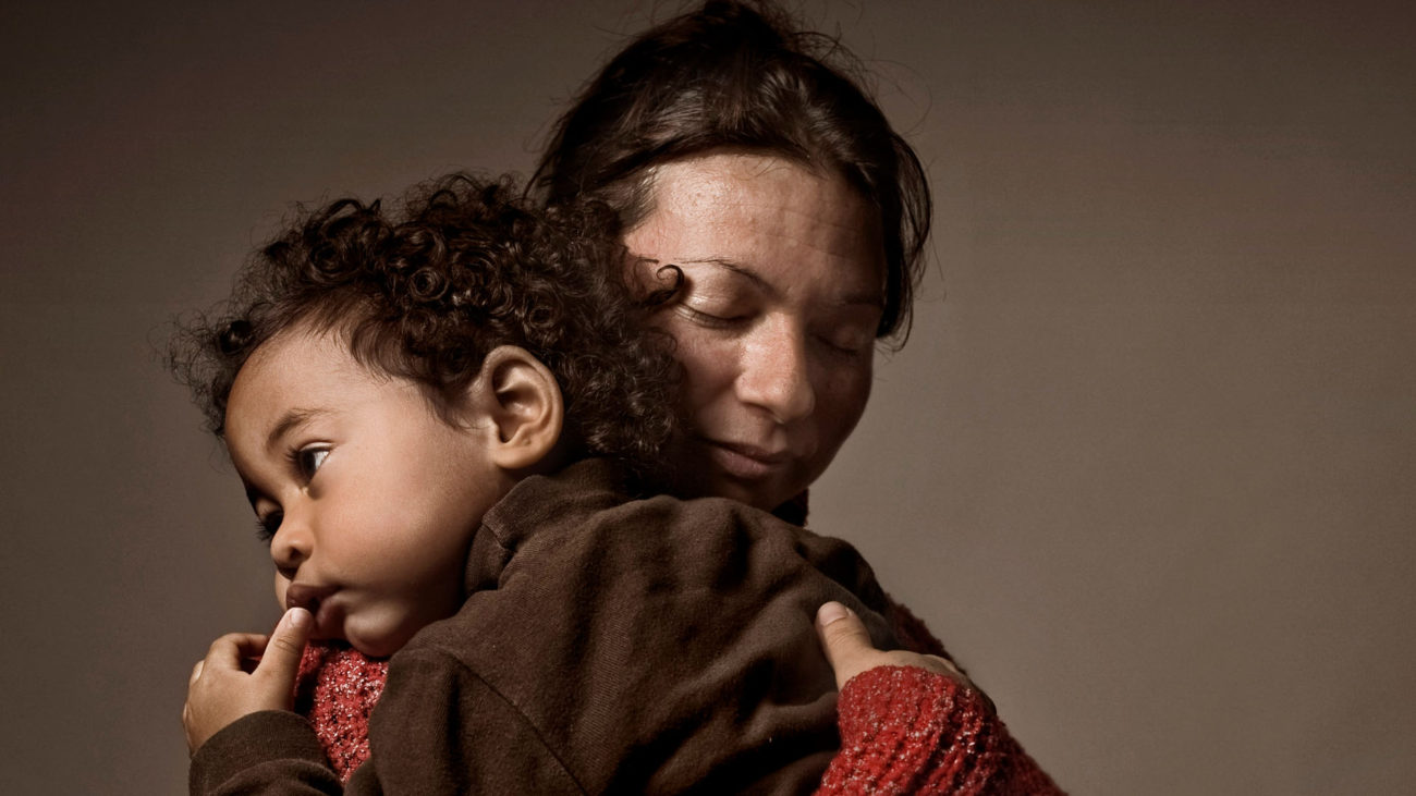 madre cuidando a su hijo