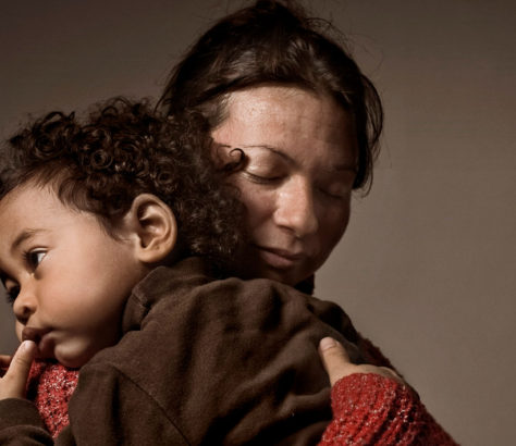 madre cuidando a su hijo